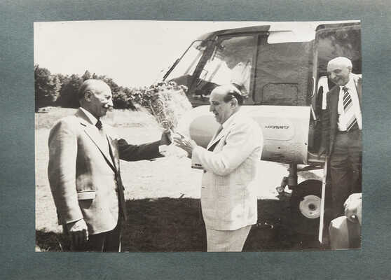 Альбом фотографий, посвященный визиту Никиты Хрущева в Болгарию. 1962.